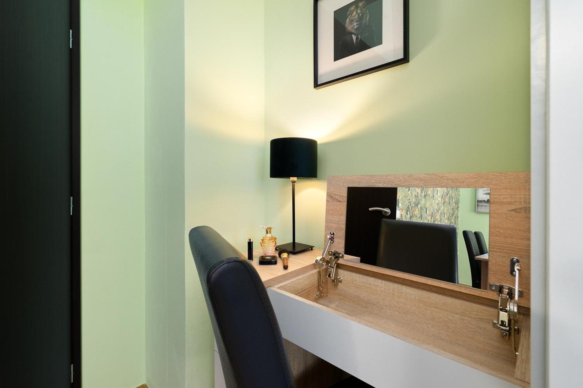 Oasis Apartments At Charles Square Praga Exterior foto